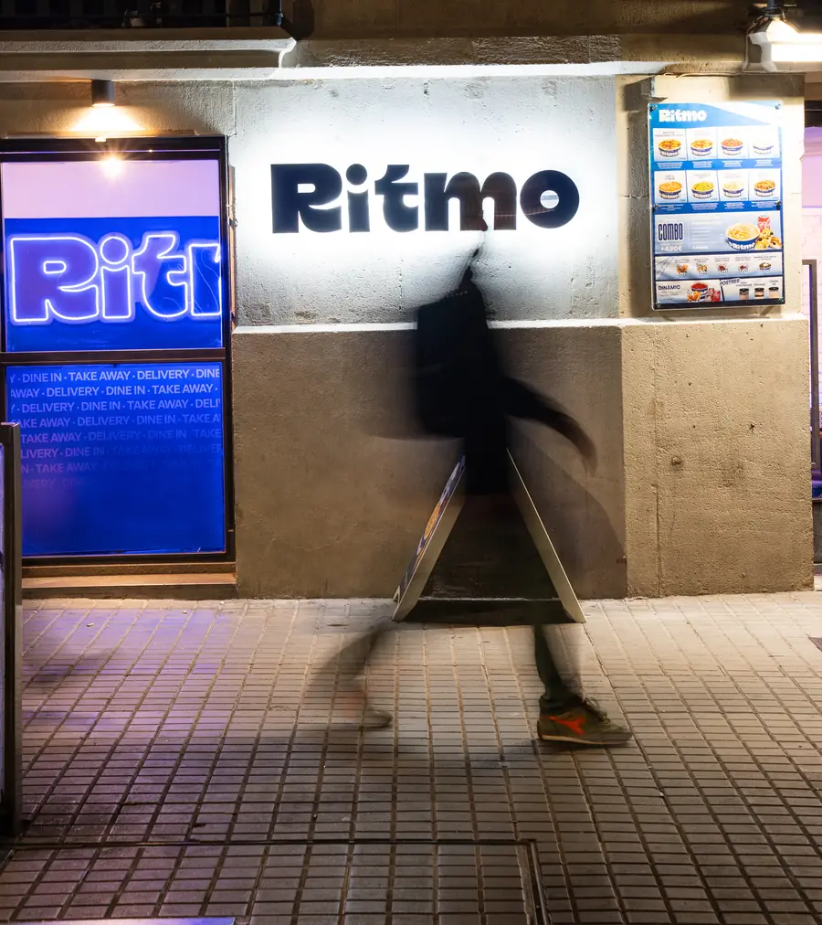 El rótulo de Ritmo en Provença de noche