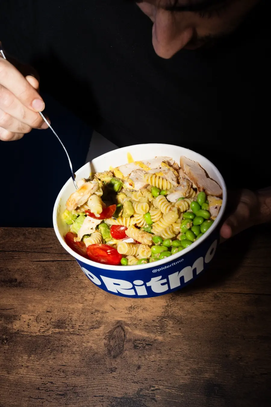 Un bol de chicken avocado pasta de Ritmo