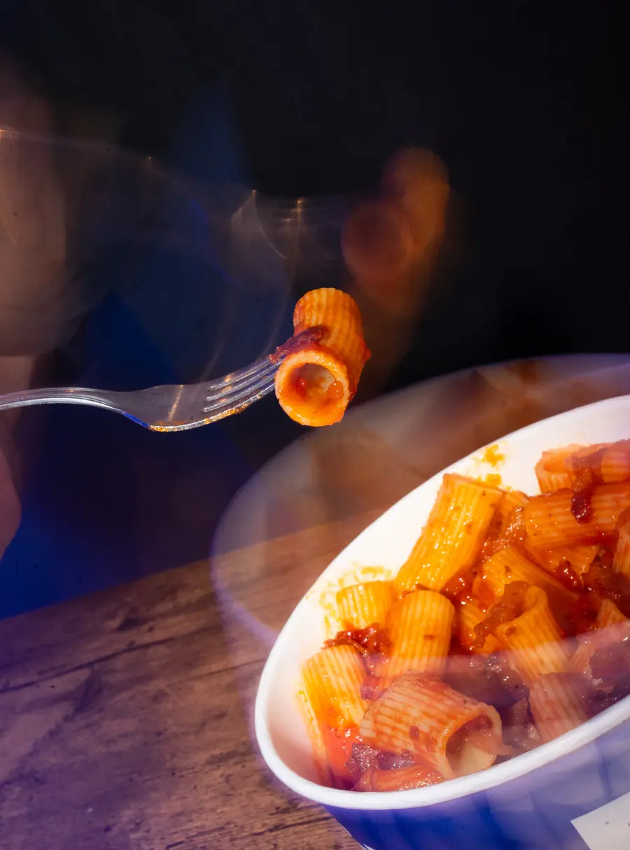 Rigatoni en un tenedor sobre un bol de Ritmo