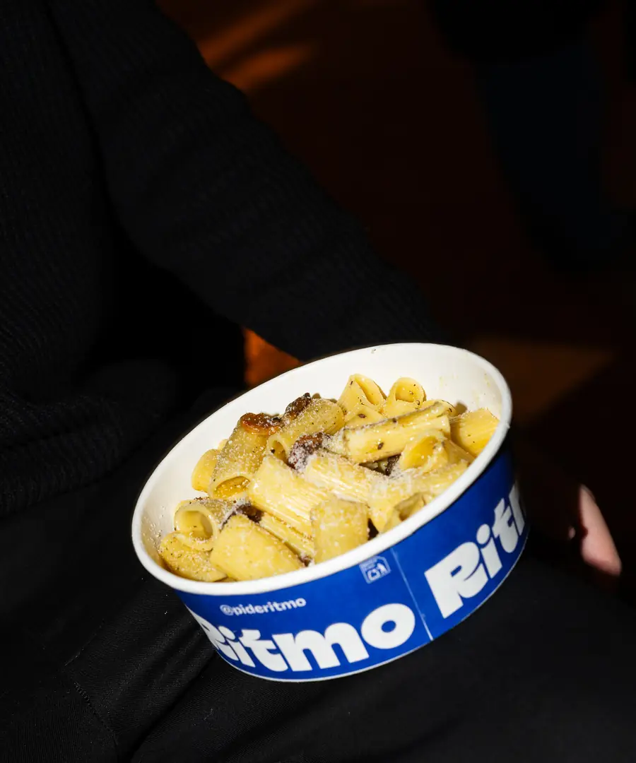 Un bol de rigatoni carbonara de Ritmo